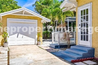Charming 2-Bed With Backyard Oasis In West Palm Beach!