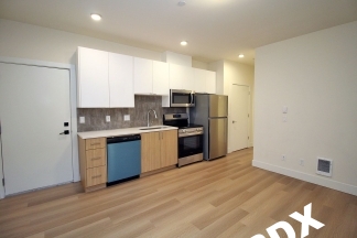 **CONCESSION - ONE MONTH FREE RENT ON APPROVED CREDIT** Upper Floor Contemporary 1 Bedroom Apartment - SW Portland