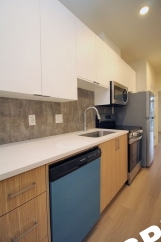 **CONCESSION - ONE MONTH FREE RENT ON APPROVED CREDIT** Upper Floor Contemporary 1 Bedroom Apartment - SW Portland