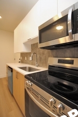 **CONCESSION - ONE MONTH FREE RENT ON APPROVED CREDIT** Upper Floor Contemporary 1 Bedroom Apartment - SW Portland