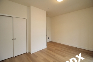 **CONCESSION - ONE MONTH FREE RENT ON APPROVED CREDIT** Upper Floor Contemporary 1 Bedroom Apartment - SW Portland