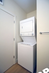 **CONCESSION - ONE MONTH FREE RENT ON APPROVED CREDIT** Upper Floor Contemporary 1 Bedroom Apartment - SW Portland