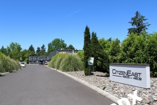 Nice Upper Floor 2 BD/1 Bath with Yard In Convenient NE Portland Location!