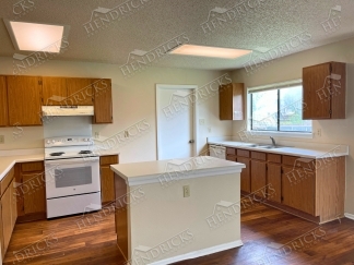 Charming 3 Bedroom Home with Fireplace in Meadow Brook Converse