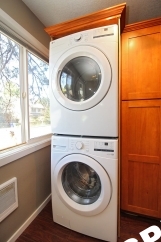 Nicely Updated 1 Bedroom Apartment in great SE location!