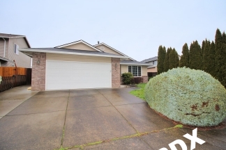 Spacious Southeast Hillsboro 3 Bedroom/2 Bath Home with Fenced Yard