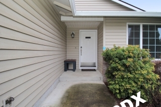Spacious Southeast Hillsboro 3 Bedroom/2 Bath Home with Fenced Yard