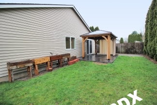 Spacious Southeast Hillsboro 3 Bedroom/2 Bath Home with Fenced Yard