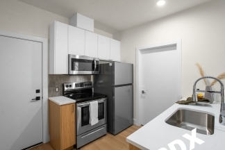 **CONCESSION - ONE MONTH FREE RENT ON APPROVED CREDIT** Ground Floor Contemporary 1 Bedroom Apartment - SW Portland