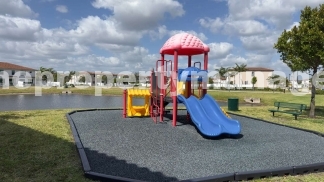 Stylish 3-Bed, 3-Bath Townhouse Oasis in Riviera Beach - 1311 Sq Ft of Comfort!