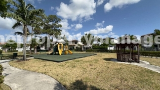 Stylish 3-Bed, 3-Bath Townhouse Oasis in Riviera Beach - 1311 Sq Ft of Comfort!