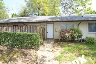 Spiffy Remodeled Gresham 2 Bedroom in Triplex on Quiet Dead-End Street