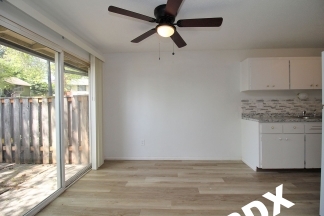 Spiffy Remodeled Gresham 2 Bedroom in Triplex on Quiet Dead-End Street