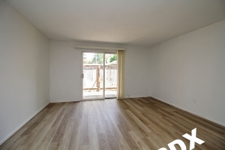 Spiffy Remodeled Gresham 2 Bedroom in Triplex on Quiet Dead-End Street