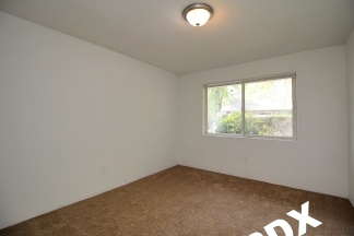 Spiffy Remodeled Gresham 2 Bedroom in Triplex on Quiet Dead-End Street