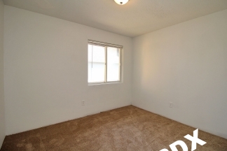 Spiffy Remodeled Gresham 2 Bedroom in Triplex on Quiet Dead-End Street
