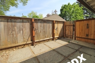 Spiffy Remodeled Gresham 2 Bedroom in Triplex on Quiet Dead-End Street
