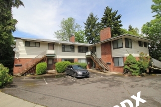 Cute 2 Bedroom Ground Floor Apt with Parking & Fireplace in Ideal NW PDX Location!