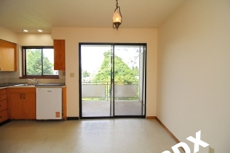 Cute 2 Bedroom Ground Floor Apt with Parking & Fireplace in Ideal NW PDX Location!