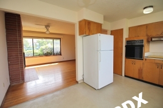 Cute 2 Bedroom Ground Floor Apt with Parking & Fireplace in Ideal NW PDX Location!