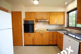 Cute 2 Bedroom Ground Floor Apt with Parking & Fireplace in Ideal NW PDX Location!