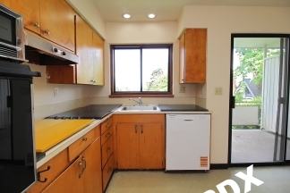 Cute 2 Bedroom Ground Floor Apt with Parking & Fireplace in Ideal NW PDX Location!