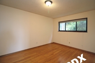 Cute 2 Bedroom Ground Floor Apt with Parking & Fireplace in Ideal NW PDX Location!