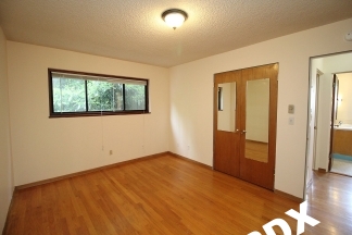 Cute 2 Bedroom Ground Floor Apt with Parking & Fireplace in Ideal NW PDX Location!