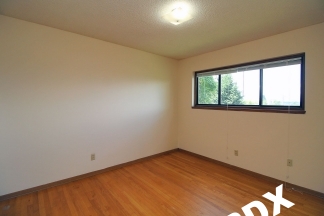 Cute 2 Bedroom Ground Floor Apt with Parking & Fireplace in Ideal NW PDX Location!