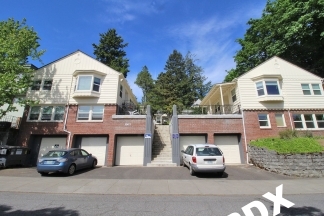 1 Bedroom Courtyard Apartment with Fireplace & Garage  – Blocks to OHSU!