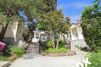 1 Bedroom Courtyard Apartment with Fireplace & Garage  – Blocks to OHSU!