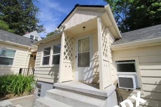 1 Bedroom Courtyard Apartment with Fireplace & Garage  – Blocks to OHSU!