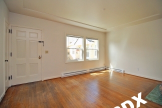 1 Bedroom Courtyard Apartment with Fireplace & Garage  – Blocks to OHSU!