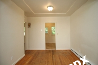 1 Bedroom Courtyard Apartment with Fireplace & Garage  – Blocks to OHSU!