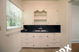 1 Bedroom Courtyard Apartment with Fireplace & Garage  – Blocks to OHSU!
