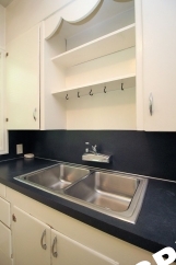 1 Bedroom Courtyard Apartment with Fireplace & Garage  – Blocks to OHSU!