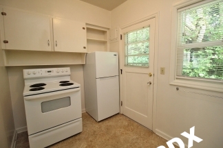 1 Bedroom Courtyard Apartment with Fireplace & Garage  – Blocks to OHSU!