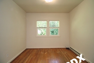 1 Bedroom Courtyard Apartment with Fireplace & Garage  – Blocks to OHSU!