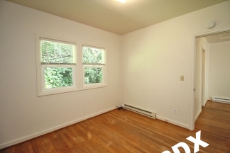 1 Bedroom Courtyard Apartment with Fireplace & Garage  – Blocks to OHSU!