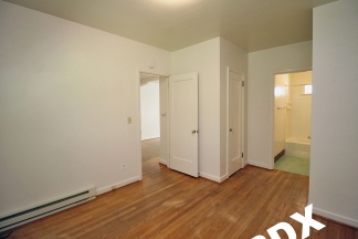 1 Bedroom Courtyard Apartment with Fireplace & Garage  – Blocks to OHSU!