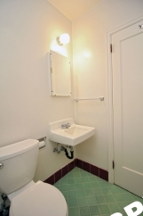 1 Bedroom Courtyard Apartment with Fireplace & Garage  – Blocks to OHSU!