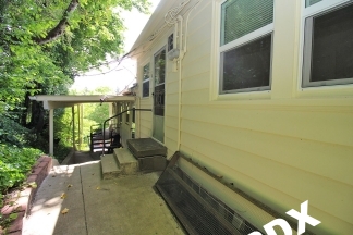 1 Bedroom Courtyard Apartment with Fireplace & Garage  – Blocks to OHSU!