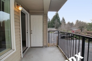 Powellhurst 2 bedroom upper unit with Balcony and W/D