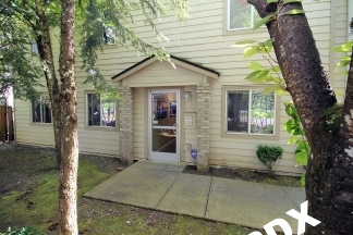 Gorgeous, Clean, and Updated 3 Bedroom Condo in SE Gated Community!