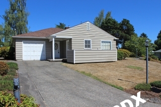 1700+sq ft Sprawling Duplex Ranch Home in Sought-After Raleigh Hills
