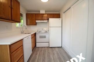 Freshly Remodeled 2 Bedroom Gresham Appt with Garage & Fenced Yard