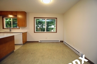 Lovely Irvington Mid-Century 2 Bedroom Apartment w/Tons of Living Space
