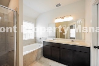 Spacious 4-Bedroom Gem with 2 Full Baths in Charming Cibolo Neighborhood – 1,977 Sq Ft of Comfort!