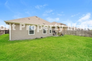 Spacious 4-Bedroom Gem with 2 Full Baths in Charming Cibolo Neighborhood – 1,977 Sq Ft of Comfort!