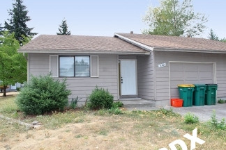 Spacious Updated 2 Bed Duplex Apartment with Large Yard - Troutdale